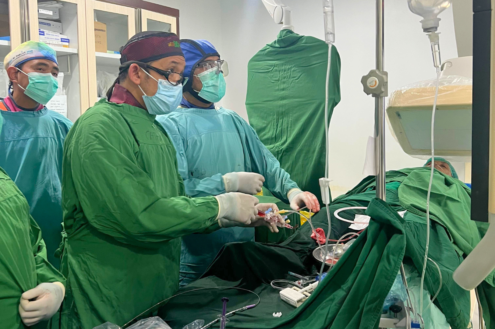 3) Tim medis juga menggunakan drug-coated balloon, balon khusus berlapis obat yang mencegah penyempitan ulang tanpa perlu pemasangan ring (stent) dalam pembuluh darah