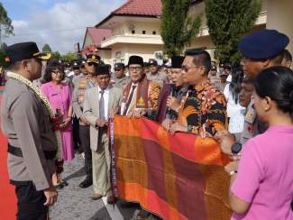 Bupati Humbahas Sambut Kapolres Baru Dengan Adat